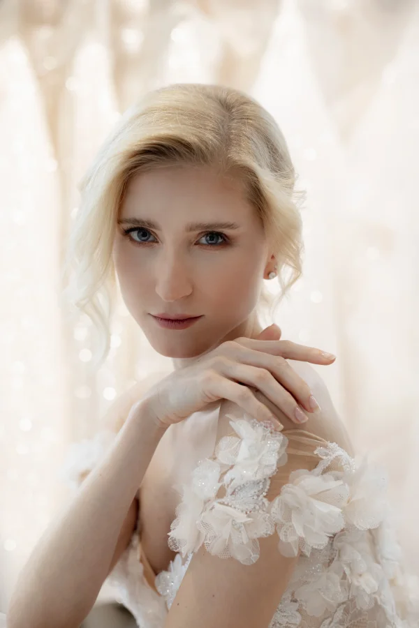 Professionelle Make-up Technik mit korrekter Rouge- und Contouring-Platzierung